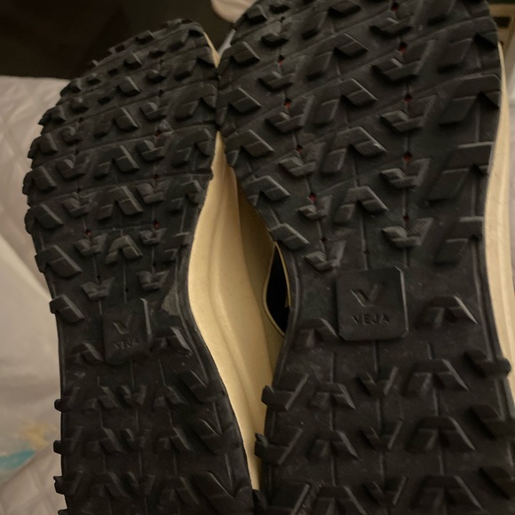 Veja women shoe size 7 Look NEW was seldom used. 
Was bought in Nortsdrom Rack. - Picture 3 of 12